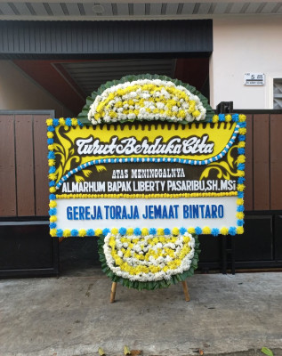 Papan Bunga Duka di Teluk Segara